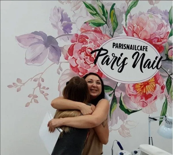 Роспись стены в школе маникюра педикюра ParisNailSchool