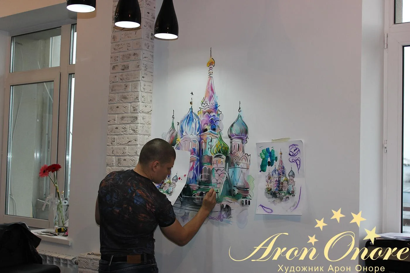 арон оноре рисует на стене кухне храм