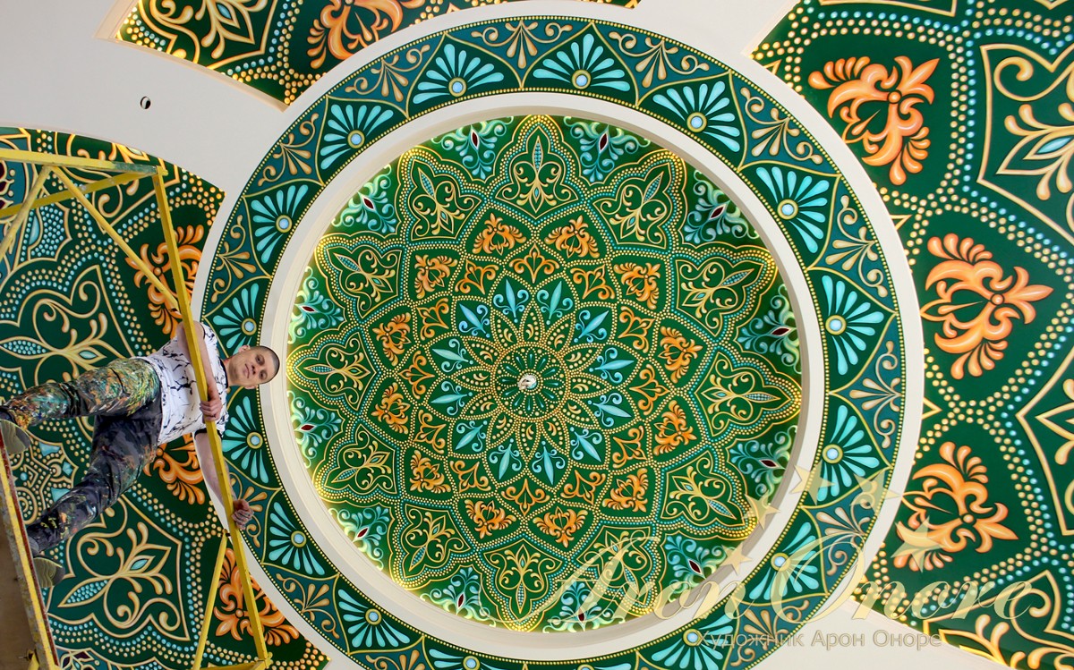 художник рисует роспись потолка